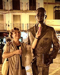 Ruth playfully holding an ice cream cone up to a statue