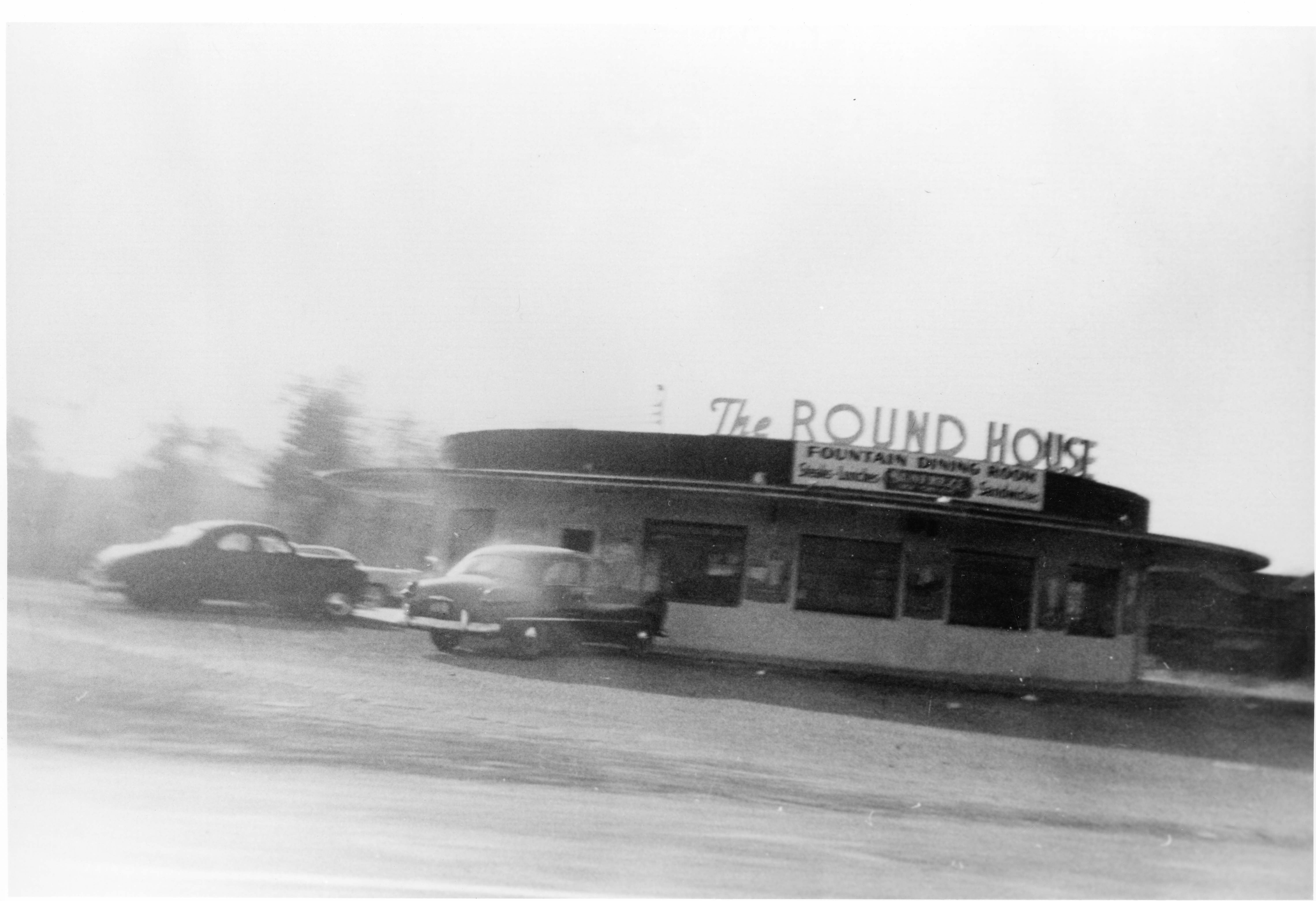Round House restaurant from 1952 with vintage cars