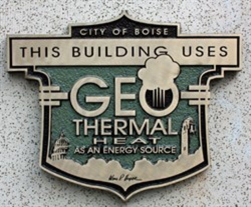 Plaque stating "this building uses Geothermal Heat"