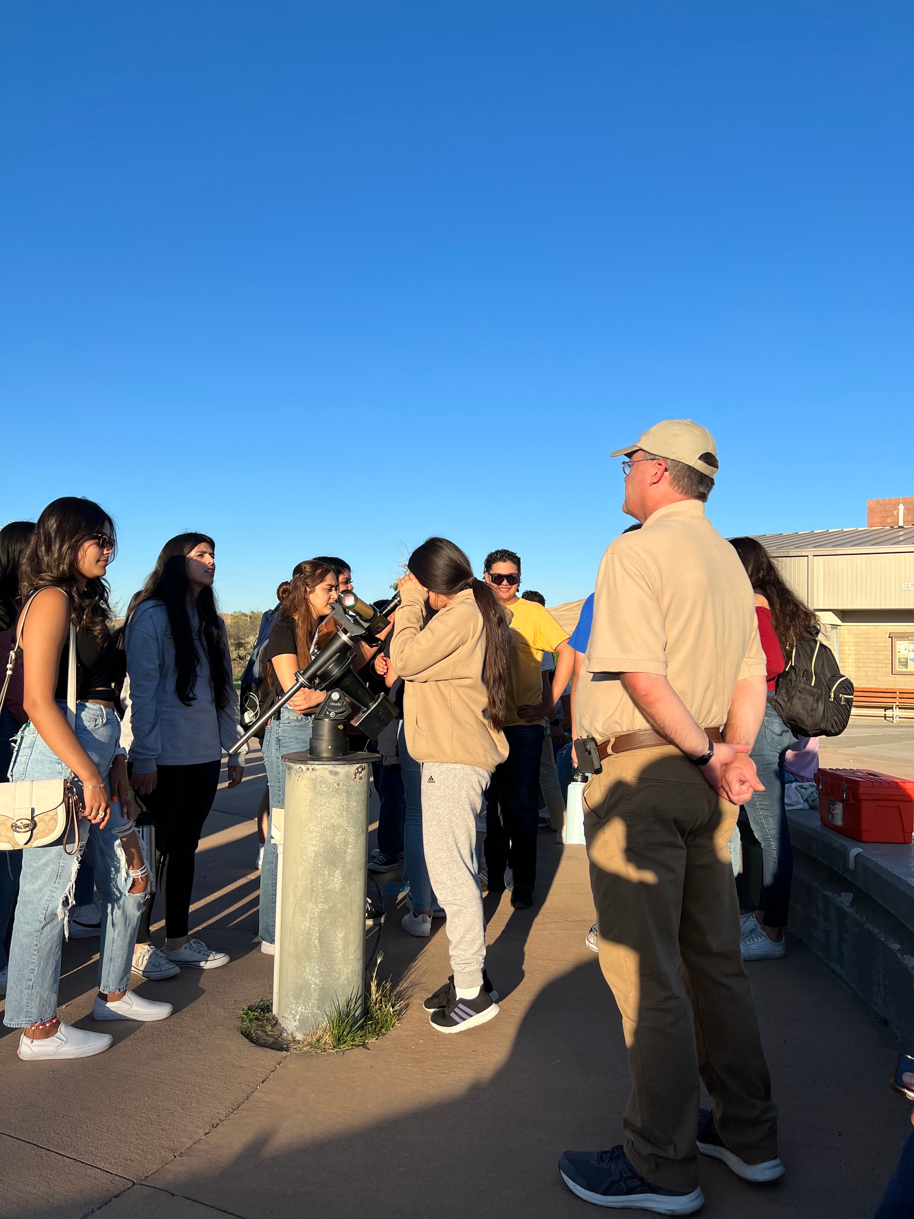 Photo of Upward Bound students receiving instruction about a telescope at Bruneu Sand Dunes Obervatory