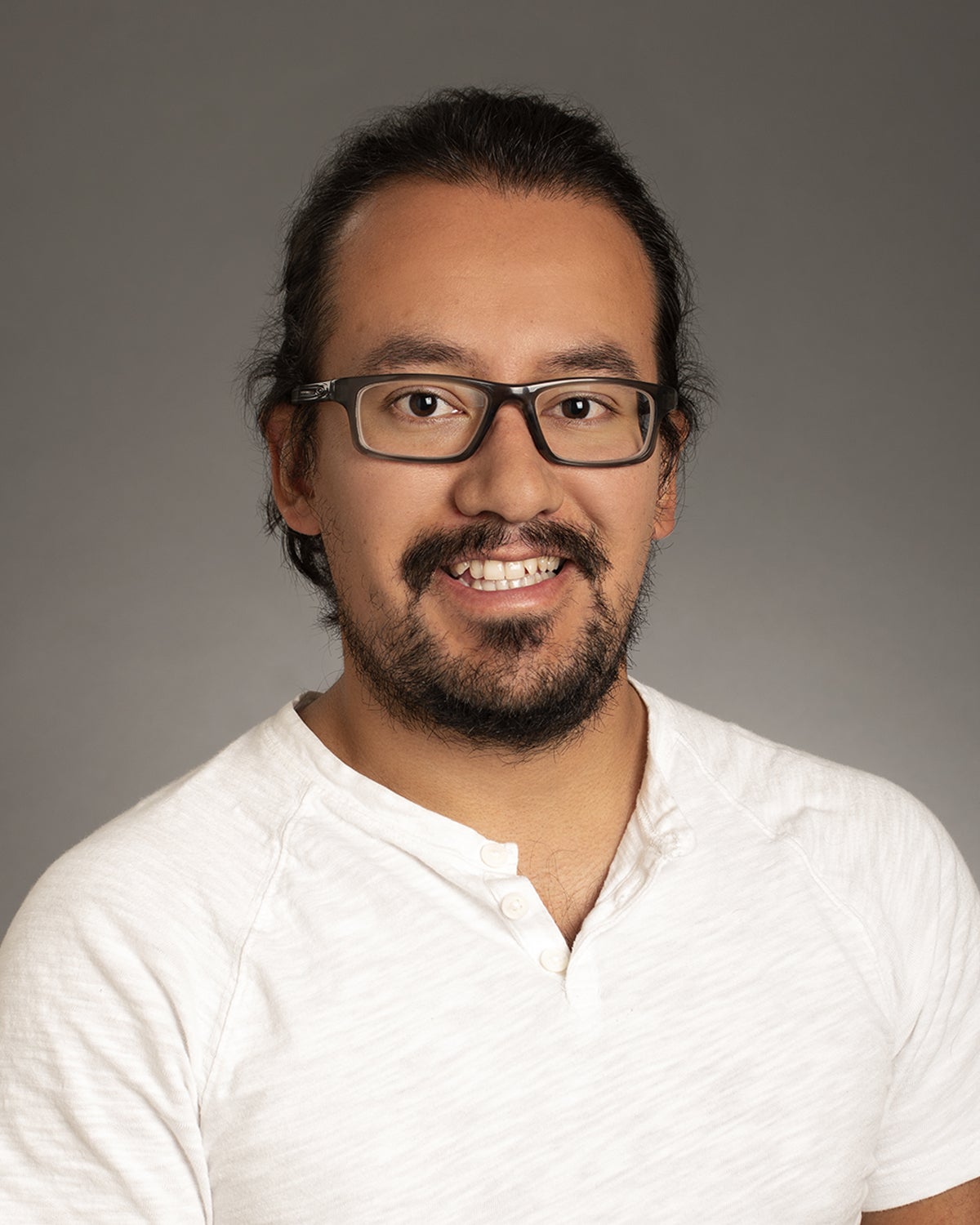 Carlos Linares headshot