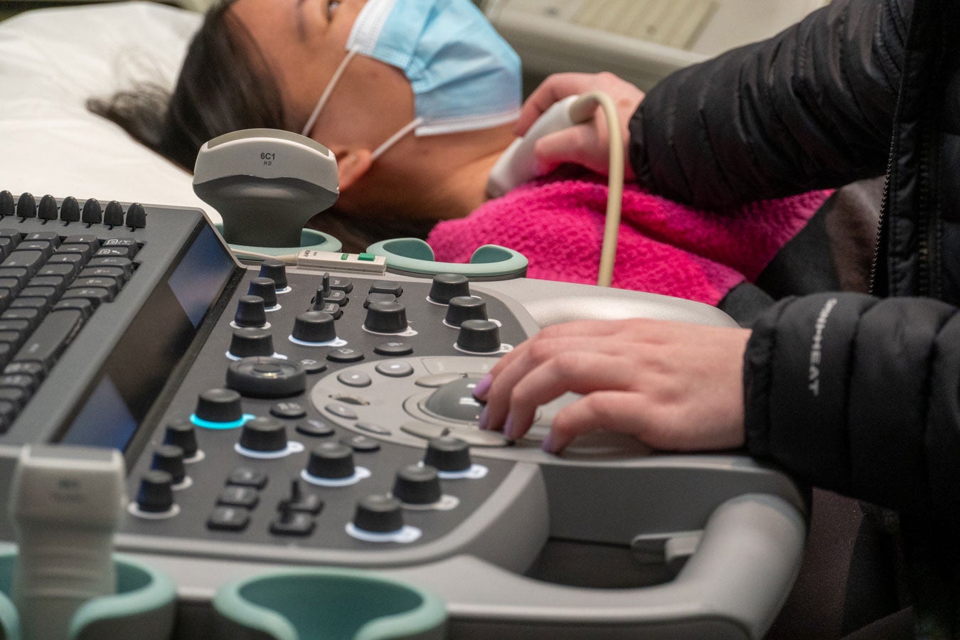 Boise State student practices diagnostic sonography on a volunteer patient.