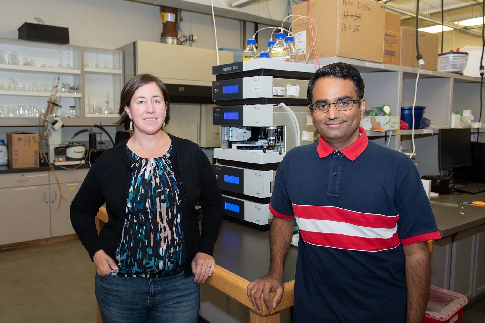 Rajesh Nagarajan and Lisa Warner, lab, Science building, photo Patrick Sweeney