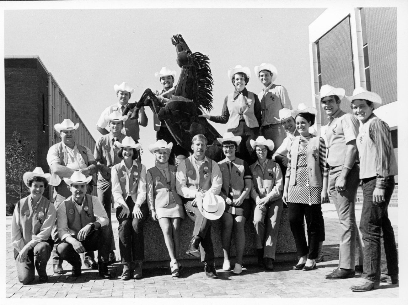 Students posed around Bronco statue