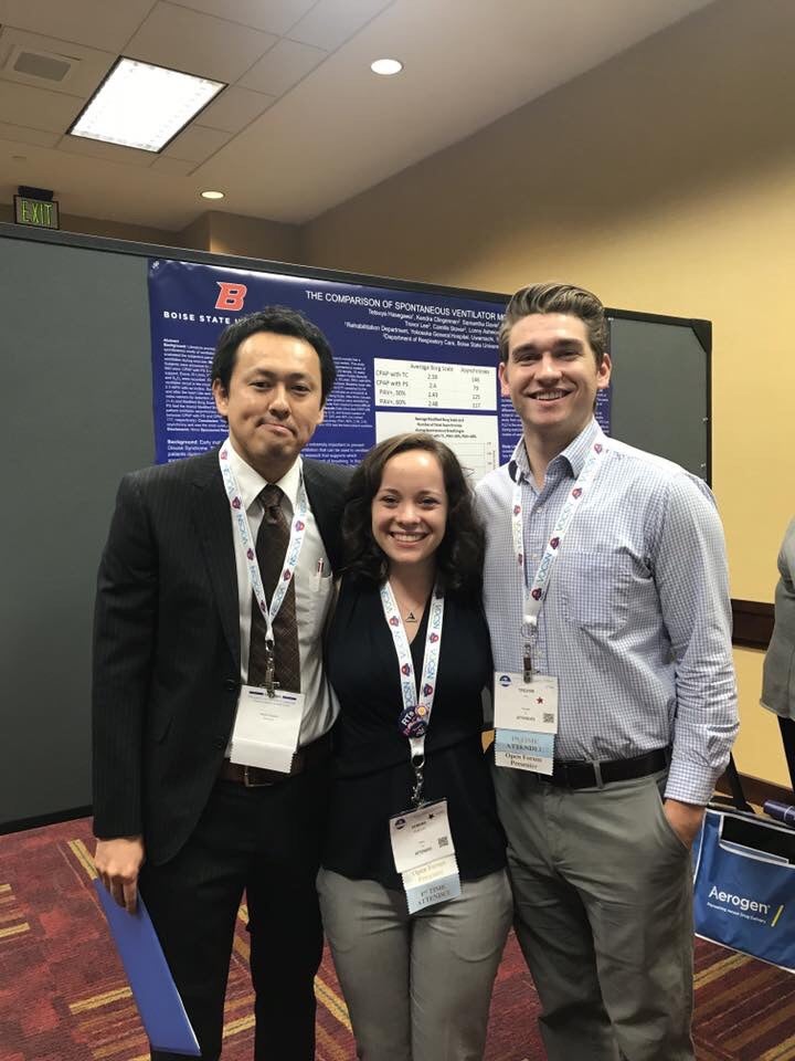 Students and Faculty Stand with poster on the comparison of spontaneous ventilator modes