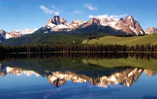 Redfish Lake in Idaho with mountains In background
