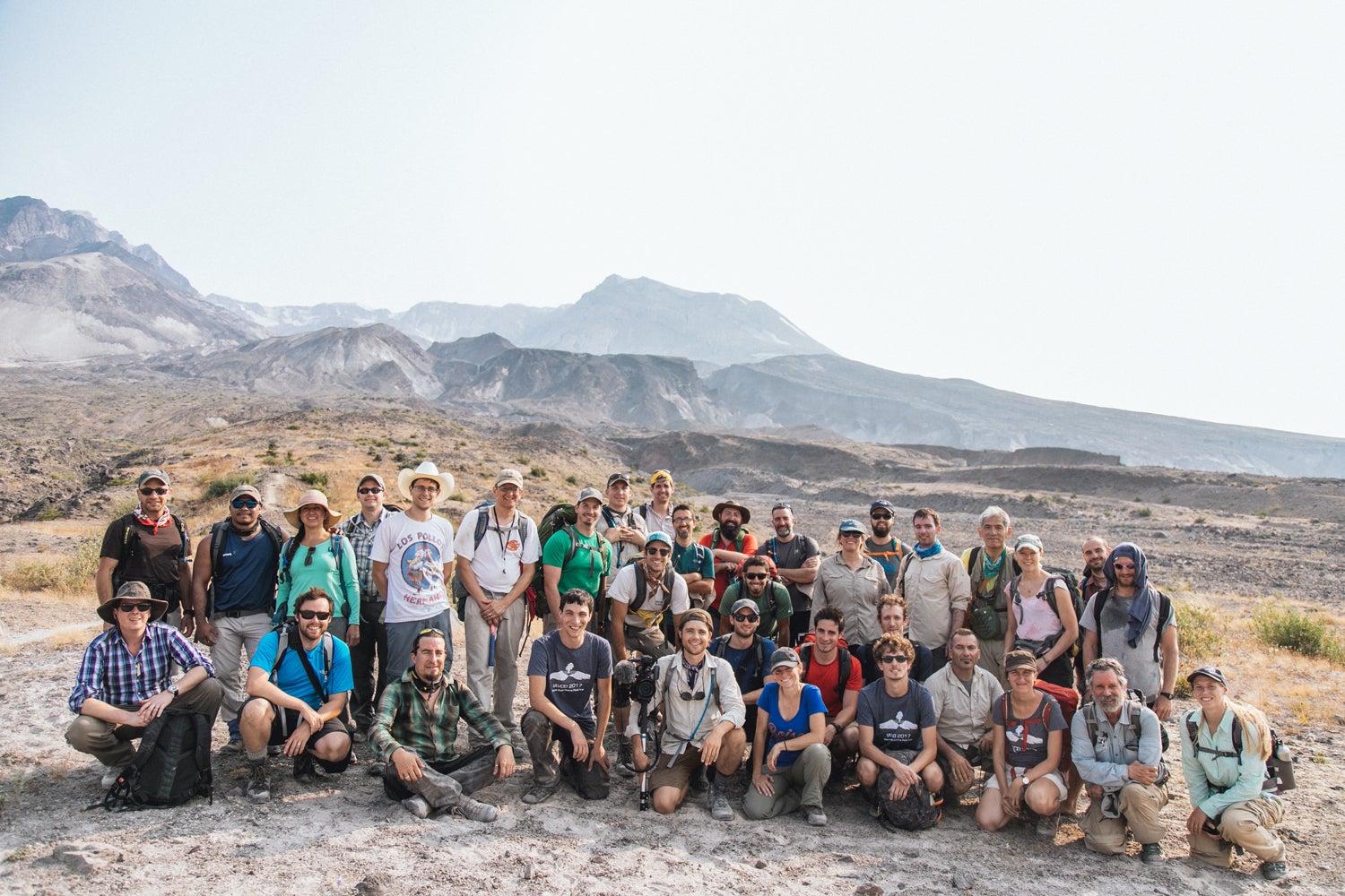 Large group photo of participating volcanologists at Mt. St Helens 