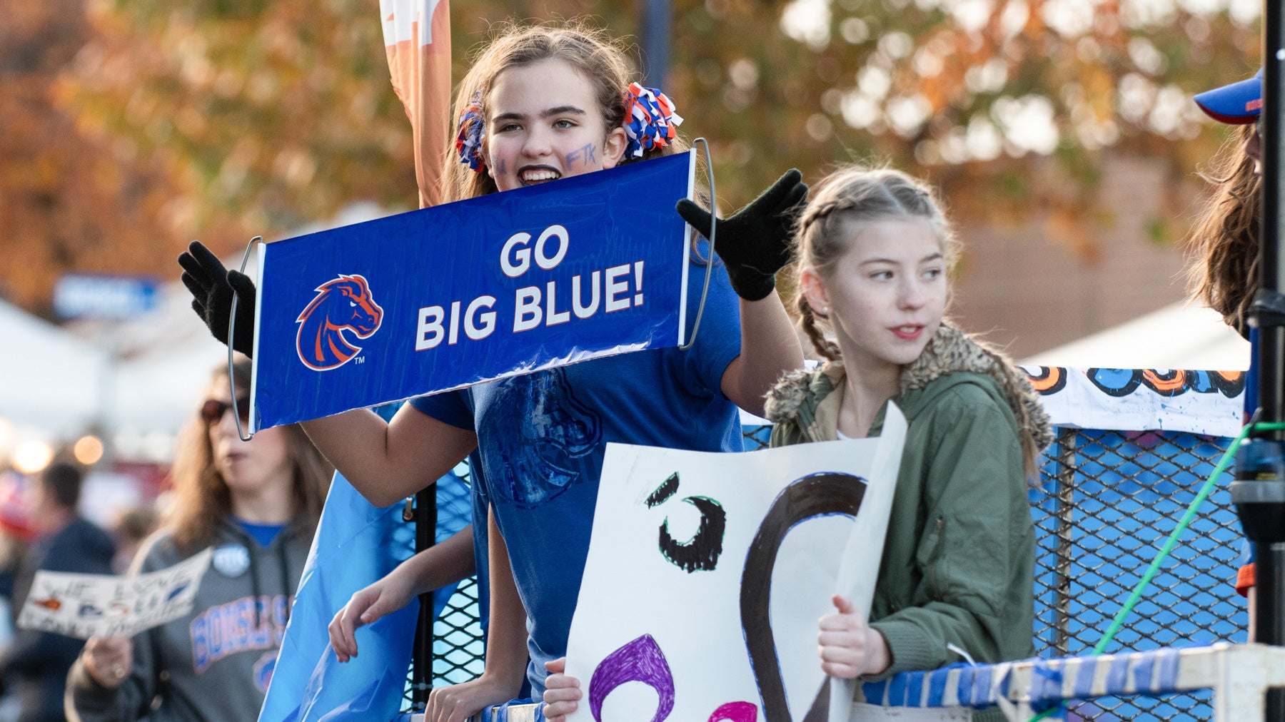 Student holding a homecoming sign