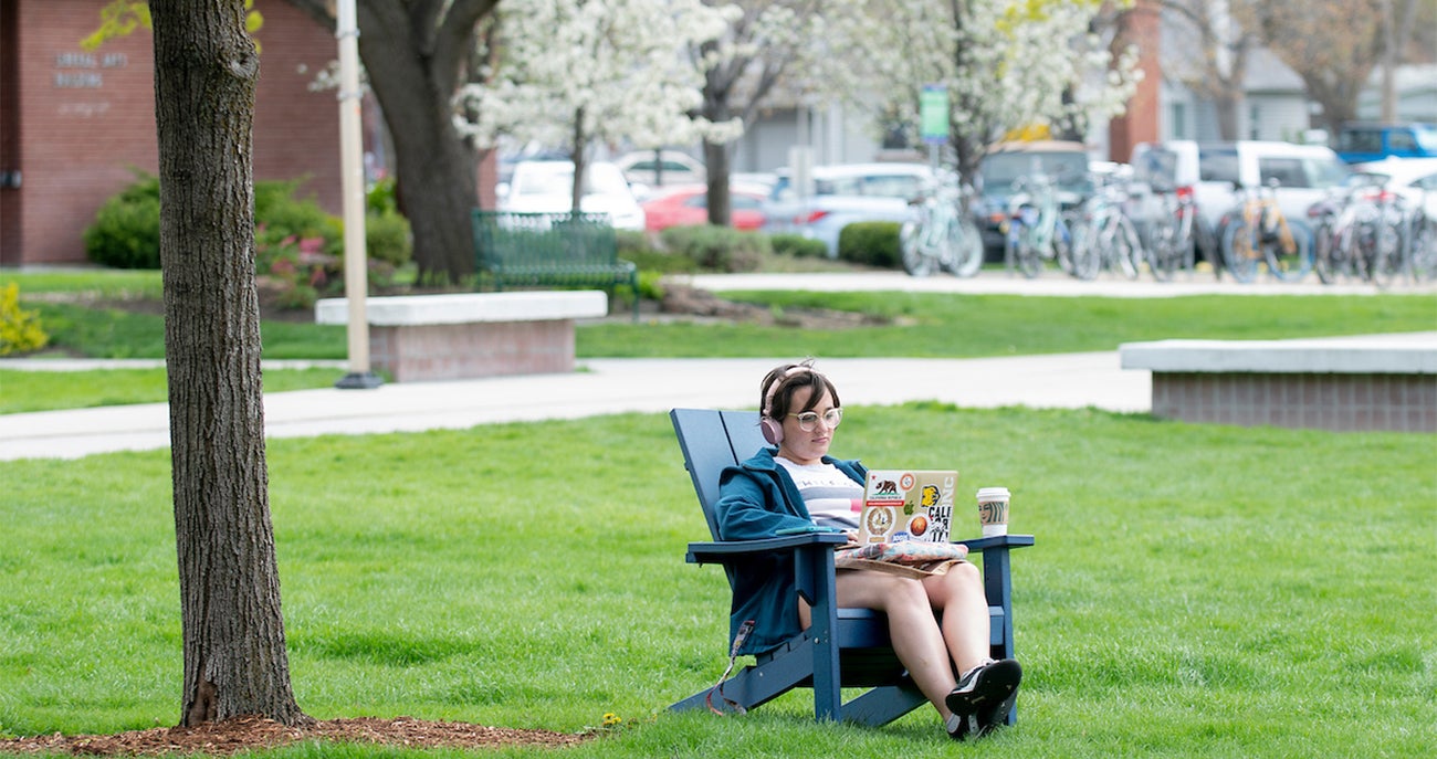 Student in lawn chair on the Quad